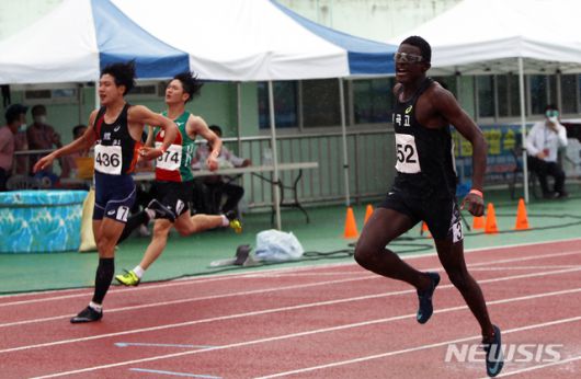 [서울=뉴시스] 비웨사 다니엘 가사마(원곡고)가 지난 2020년 7월24일 경북 예천공설운동장 육상경기장에서 열린 제48회 KBS배 전국육상경기대회 남자 고등부 100m 결선에서 역주하고 있다. (사진 = 대한육상연맹 제공)