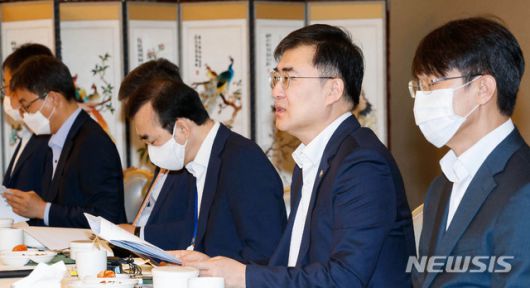 [서울=뉴시스]김병문 기자 = 손병두 금융위원회 부위원장이 24일 오전 서울 종로구 정부서울청사에서 포스트 코로나 시대 금융정책 추진방향을 발표하기 위해 열린 금융발전심의회에 참석해 발언하고 있다. (사진=금융위원회 제공) 2020.07.24. photo@newsis.com