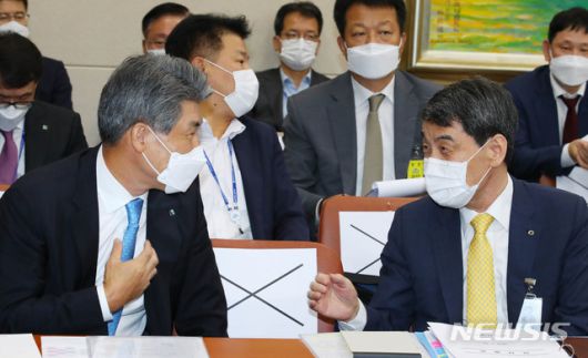 [서울=뉴시스] 장세영 기자 = 이동걸 한국산업은행 회장과 윤종원 중소기업은행 은행장이 29일 서울 여의도 국회에서 열린 정무위원회 전체회의에 참석해 대화를 나누고 있다. 2020.07.29. photothink@newsis.com