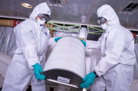 [서울=뉴시스] 대한항공 항공기에 장착된 헤파필터. 기내에서도 마치 병원의 무균실과 마찬가지로 미세한 박테리아나 바이러스의 99.9% 이상 여과시킬 수 있다. 사진 대한항공