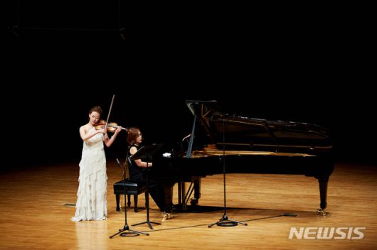 [서울=뉴시스]클라라 주미 강(왼쪽)과 손열음(사진=문혁훈, 크레디아 제공)2020.08.25 photo@newsis.com