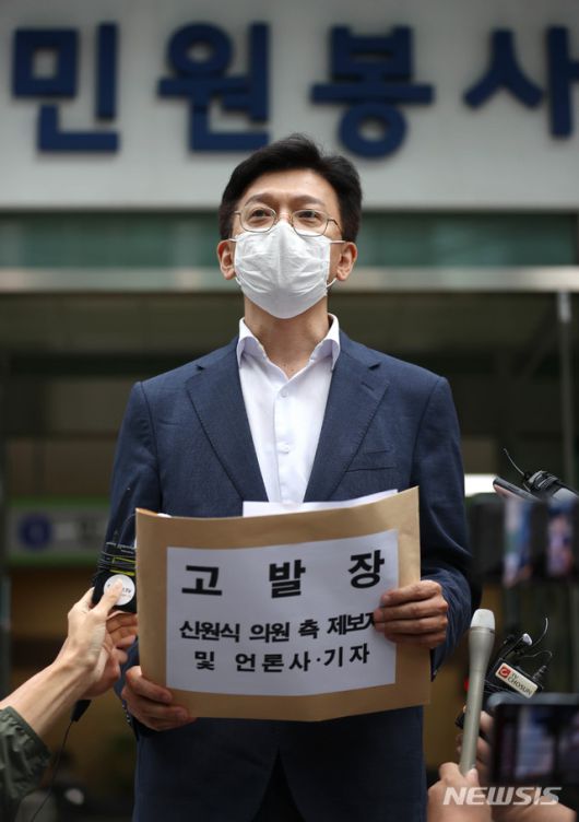 [서울=뉴시스]김병문 기자 = 추미애 법무부 장관의 아들 서모씨의 법률 대리인인 현근택 변호사가 지난 9일 오후 서울 종로구 서울경찰청에서 서모 씨의 부대 배치 관련 청탁이 있었다고 언급한 당시 주한미군 한국군지원단장과 해당 발언의 녹취 내용을 보도한 방송사 SBS에 대한 고발장을 제출한 뒤 기자회견하고 있다. 2020.09.09. photo@newsis.com