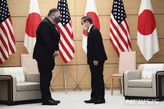 [도쿄=AP/뉴시스]일본을 방문한 마이크 폼페이오(왼쪽) 미 국무장관이 6일 일본 도쿄 총리공관에서 스가 요시히데 총리와 만나 회담에 앞서 고개 숙여 인사하고 있다. 폼페이오 장관은 스가 총리 예방 후 미국·일본·호주·인도 4개국 외교장관 회담인 '쿼드' 회의에 참석한다. 2020.10.06.
