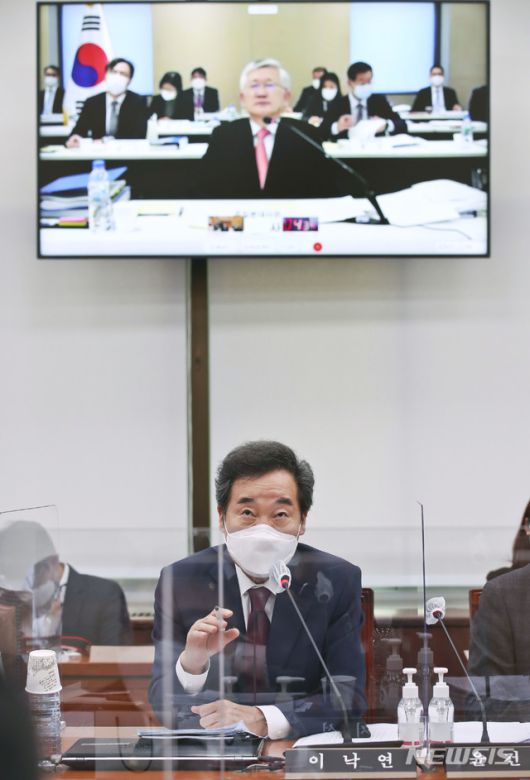 [서울=뉴시스] 최동준 기자 = 이낙연 더불어민주당 대표가 21일 오전 서울 여의도 국회에서 열린 외교통일위원회의 주일대사관, 주중대사관에 대한 화상 국정감사에서 질의하고 있다. (공동취재사진) 2020.10.21. photo@newsis.com
