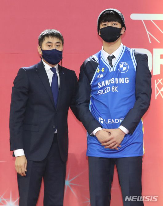 [서울=뉴시스]이윤청 기자 = 1순위 이상민 서울삼성 감독이 23일 서울 송파구 잠실학생체육관에서 열린 2020 KBL 국내신인선수 드래프트에서 제물포고 차민석을 지명한 후 기념촬영하고 있다. 2020.11.23. radiohead@newsis.com