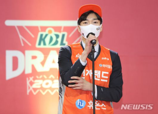 [서울=뉴시스]이윤청 기자 = 전체 1라운드 4순위로 인천전자랜드에 지명된 성균관대 양준우가 23일 서울 송파구 잠실학생체육관에서 열린 2020 KBL 국내신인선수 드래프트에서 소감을 밝히고 있다. 2020.11.23. radiohead@newsis.com