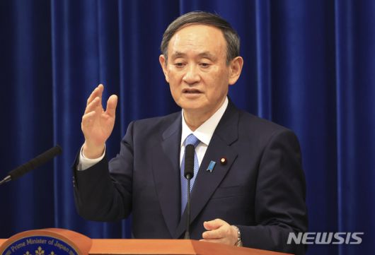 [도쿄=AP/뉴시스] 4일 스가 요시히데 일본 총리가 도쿄 총리 관저에서 기자회견을 열고도쿄도·사이타마 현·지바 현·가나가와 현 등 수도권 4개 지역에 신종 코로나바이러스 감염증(코로나19) 긴급사태 선언 발령을 검토하겠다고 발표했다. 2021.01.04.