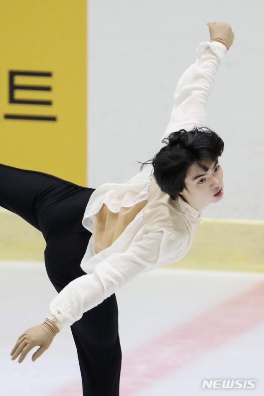 [의정부=뉴시스]김병문 기자 = 차준환(고려대학교)이 14일 오후 경기 의정부실내빙상장에서 열린 '20/21 KB금융 전국남녀 피겨스케이팅 회장배 랭킹대회' 남자 시니어 프리 스케이팅에 출전해 연기를 선보이고 있다. 2021.03.14. dadazon@newsis.com