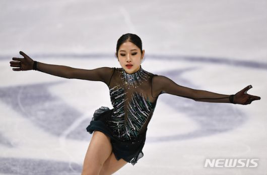 [스톡홀름=AP/뉴시스]이해인이 26일(현지시간) 스웨덴 스톡홀름의 에릭슨 글로브에서 열린 2021 국제빙상경기연맹(ISU) 피겨스케이팅 세계선수권대회 여자 싱글 프리스케이팅에 출전해 연기를 펼치고 있다. 이해인은 10위를 기록해 김예림(11위)과 함께 2022 베이징 동계올림픽 쿼터 2장을 따냈다. 이로써 우리나라는 이 종목 2명의 선수를 베이징에 보낼 수 있게 됐다. 2021.03.27.