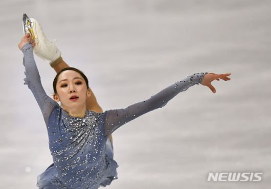 [스톡홀름=AP/뉴시스]김예림이 26일(현지시간) 스웨덴 스톡홀름의 에릭슨 글로브에서 열린 2021 국제빙상경기연맹(ISU) 피겨스케이팅 세계선수권대회 여자 싱글 프리스케이팅에 출전해 연기를 펼치고 있다. 김예림은 11위를 기록해 이해인(10위)과 함께 2022 베이징 동계올림픽 쿼터 2장을 따냈다. 이로써 우리나라는 이 종목 2명의 선수를 베이징에 보낼 수 있게 됐다. 2021.03.27.