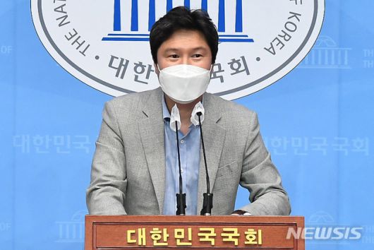 [서울=뉴시스]전진환 기자 = 김해영 더불어민주당 전 의원이 지난해 4월14일 서울 여의도 국회 소통관에서 ‘부산 공직자 부동산 비리조사 특위 이행 촉구’ 기자회견을 하고 있다. (공동취재사진) 2021.04.14. photo@newsis.com