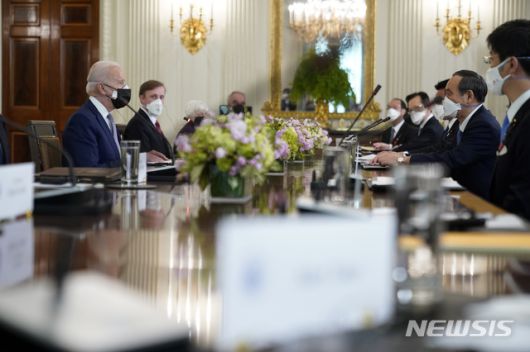 [워싱턴=AP/뉴시스]조 바이든 미국 대통령과 스가 요시히데 일본 총리가 16일(현지시간) 워싱턴DC 백악관 국빈만찬실에서 회담하고 있다. 이번 회담은 바이든 대통령 취임 이후 첫 대면 정상회담이다. 2021.04.17.