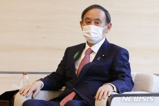 [도쿄=AP/뉴시스]스가 요시히데 일본 총리가 지난 19일 도쿄 총리 관저에서 알록 샬마 유엔기후변화협약 당사국 총회(COP26) 의장을 만나고 있다. 2021.04.23.