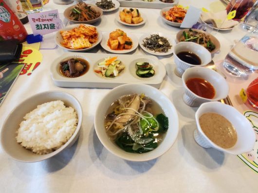 [서울=뉴시스] 샘표 '새미네부엌' 14종으로 차린 한 상. 2021.04.26. photo@newsis.com