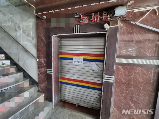 [인천=뉴시스] 김동영 기자 = 실종 신고됐던 40대 남성이 살해된 인천 중구 신포동 노래주점. 2021. 5.12. dy0121@newsis.com