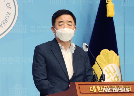 [서울=뉴시스]최동준 기자 = 국회 교육위원회 소속 더불어민주당 강득구 의원이 지난 6월 2일 서울 여의도 국회 소통관에서 기자회견을 열고 교육불평등 해소를 위해 2학기 전면등교와 동시에 방과후학교 전면 운영을 촉구하고 있다. (공동취재사진) 2021.06.02. photo@newsis.com