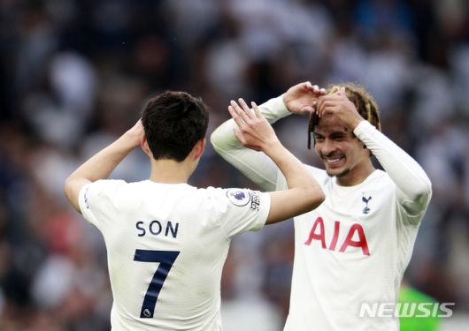 [런던=AP/뉴시스] 토트넘 홋스퍼의 손흥민(왼쪽)이 15일(현지시간) 영국 런던의 토트넘 홋스퍼 스타디움에서 열린 2021~22 잉글리시 프리미어리그(EPL) 1라운드 맨체스터 시티와의 경기를 승리로 마치고 델리 알리와 기쁨을 나누고 있다. 손흥민은 후반 10분 선제 결승 골을 넣어 팀의 1-0 개막전 승리를 이끌었다. 2021.08.16.