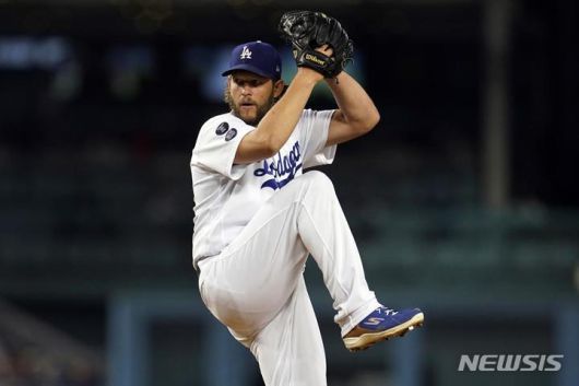 [로스앤젤레스=AP/뉴시스] 지난 2021년 9월14일(한국시간) 미국 캘리포니아주 로스앤젤레스의 다저스타디움에서 열린 애리조나 다이아몬드백스와의 홈경기에 선발 등판한 클레이튼 커쇼(33·LA 다저스)가 투구하고 있다. 2021.09.14 photo@newsis.com