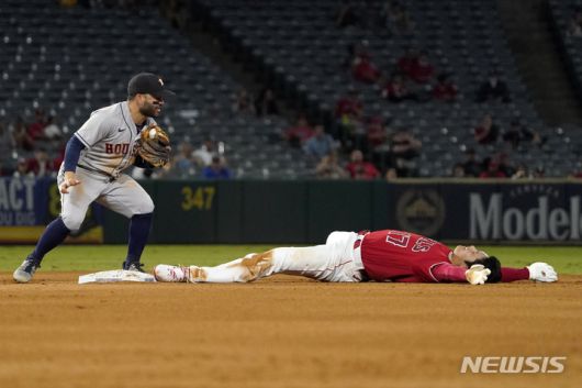 [애너하임=AP/뉴시스] 로스앤젤레스 에인절스의 지명타자 오타니 쇼헤이(오른쪽)가 22일(현지시간) 미 캘리포니아주 애너하임의 에인절 스타디움에서 열린 2021 메이저리그(MLB) 휴스턴 애스트로스와의 경기 4회 2루 도루에 실패한 후 운동장에 누워있다. 오타니는 45홈런으로 메이저리그 전체 홈런 3위를 달리고 있으며 공동 선두와는 1개 차이다. 2021.09.23.