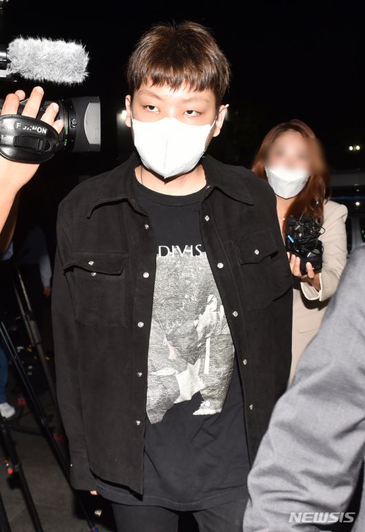 [서울=뉴시스] 배훈식 기자 = 무면허 운전과 음주 측정 거부, 경찰관 폭행 등 혐의로 입건된 장제원 국민의힘 의원의 아들 장용준(21·예명 노엘)이 30일 오후 서울 서초구 서초경찰서에 출석하고 있다. (공동취재사진) 2021.09.30. photo@newsis.com