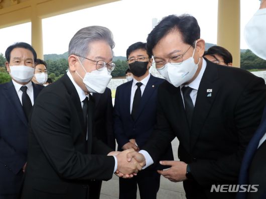 [대전=뉴시스] 강종민 기자 = 더불어민주당 대선후보로서 첫 행보로 11일 오전 국립대전현충원 참배에 나선 이재명 후보가 참배를 마친 뒤 송영길 대표와 악수하고 있다. 2021.10.11. ppkjm@newsis.com