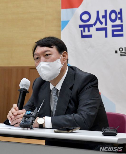 [광주=뉴시스] 변재훈 기자 = 국민의힘 대선 주자 윤석열 전 검찰총장이 지난 11일 광주 서구 김대중컨벤션센터 회의실에서 열린 지역 기자 간담회에 참석, 취재진 질문에 답하고 있다. 2021.10.11. wisdom21@newsis.com