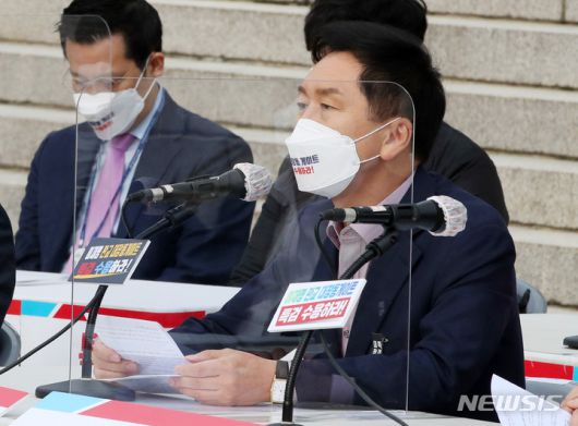 [서울=뉴시스] 전신 기자 = 김기현 국민의힘 원내대표가 12일 서울 여의도 국회 본청 앞 계단에서 열린 '국민의힘 대장동게이트 특검 추진 천막투쟁본부 회의'에서 발언하고 있다. (공동취재사진) 2021.10.12. photo@newsis.com
