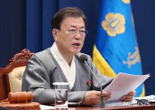 [서울=뉴시스] 김진아 기자 = 문재인 대통령이 12일 오전 청와대 여민관 영상회의실에서 열린 국무회의에서 가을 한복문화주간을 맞아 한복을 입고 발언을 하고 있다. 2021.10.12. bluesoda@newsis.com