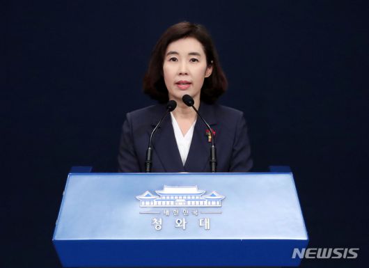 [서울=뉴시스] 김진아 기자 = 박경미 청와대 대변인이 12일 청와대 브리핑룸에서 대장동 사건 관련 문재인 대통령의 발언을 브리핑하고 있다. 문 대통령은“대장동 사건에 대해 검찰과 경찰은 적극 협력하여,신속하고 철저한 수사로 실체적 진실을 조속히 규명하는 데 총력을 기울여 달라”고 말했다. 2021.10.12. bluesoda@newsis.com