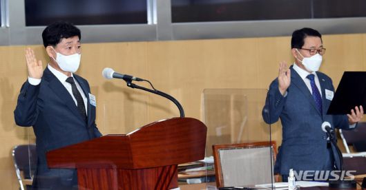 [대전=뉴시스] 사진공동취재단 = 12일 대전 동구 한국철도공사 본사에서 열린 국회 교통위원회의 코레일, 국가철도공단, SR을 비롯한 8개 기관에 대한 국정감사에서 정왕국 한국철도공사 직무대행을 비롯한 증인들이 선서를 하고 있다. 2021.10.12. photo@newsis.com