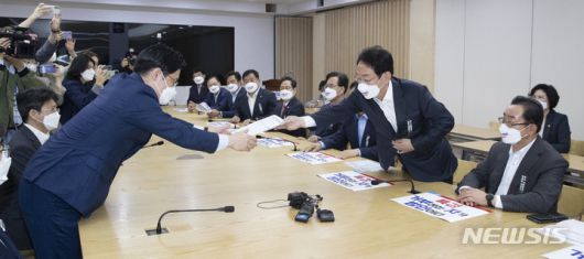 [수원=뉴시스] 전신 기자 = 국민의힘 김도읍 정책위의장 등 국회 정무·행안·국토교통위원회 소속 의원들이 13일 오전 2021년 국정감사에서 경기도와 성남시의 자료제출 비협조에 대한 항의로 경기도 수원 팔달구 경기도청을 방문해 오병권 행정1부지사에게 항의 서한을 전달하고 있다. (공동취재사진) 2021.10.13. photo@newsis.com