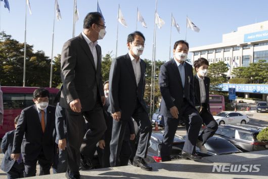 [수원=뉴시스] 전신 기자 = 국민의힘 김도읍 정책위의장 등 국회 정무·행안·국토교통위원회 소속 의원들이 13일 오전 2021년 국정감사에서 경기도와 성남시의 자료제출 비협조에 대한 항의로 경기 수원 팔달구 경기도청을 방문하고 있다. (공동취재사진) 2021.10.13. photo@newsis.com