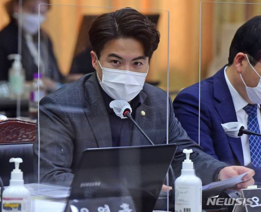 [수원=뉴시스] 국회사진기자단 = 오영환 더불어민주당 의원이 18일 경기도청에서 열린 국회 행정안전위원회의 경기도에 대한 국정감사에서 질의하고 있다. (공동취재사진) 2021.10.18. photo@newsis.com