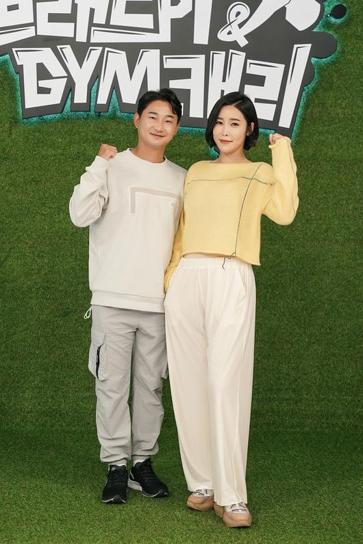 [서울=뉴시스] 박진희 기자 = MBC에브리원 예능 '브래드PT&GYM캐리' 출연자 이천수와 심하은이 22일 온라인 제작발표회를 하고 있다. (사진=MBC에브리원 제공) 2021.10.22. photo@newsis.com *재판매 및 DB 금지
