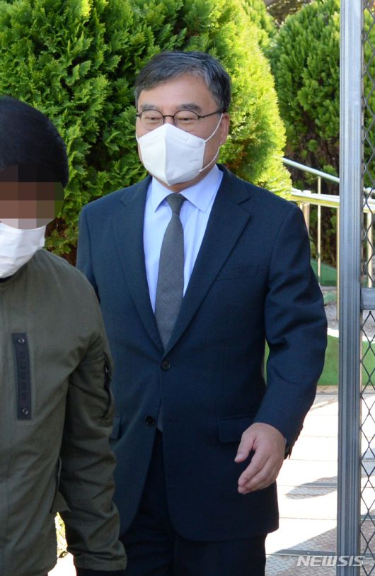 [전주=뉴시스] 김얼 기자 = 이스타항공 관련 횡령·배임 혐의로 전북 전주시 전주교도소에 수감된 이상직 의원이 28일 법원의 보석 허가로 석방해 교도소를 빠져나오고 있다. 2021.10.28. pmkeul@newsis.com