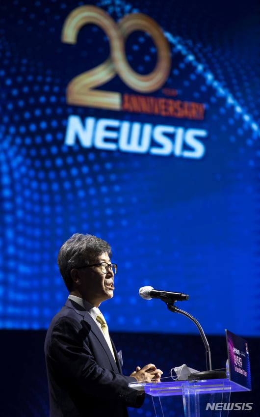 [서울=뉴시스] 정병혁 기자 = 김형기 뉴시스 대표이사 사장이 10일 오전 서울 용산구 서울드래곤시티에서 열린 뉴시스 창사 20주년 '10년 후 한국' 포럼에서 개회사를 하고 있다. 2021.11.10. jhope@newsis.com