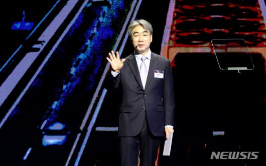 [서울=뉴시스]  조수정 기자 = 염영남 뉴시스 편집국장이 10일 오전 서울 용산구 서울드래곤시티에서 열린 뉴시스 창사 20주년 '10년 후 한국' 포럼에서 '새 시대를 향한 도전' 주제 발표를 하고 있다. 2021.11.10. chocrystal@newsis.com