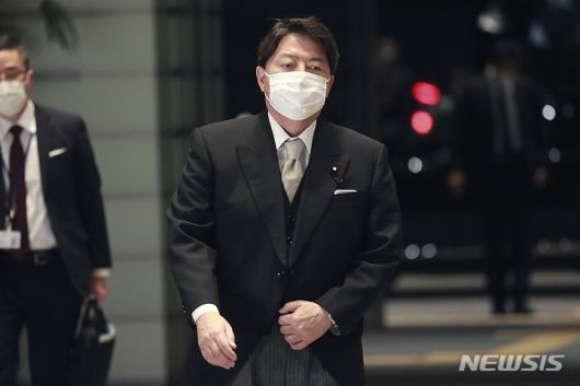 [도쿄(일본)=AP/뉴시스]지난 10일 기시다 후미오 제 2차 내각 출범 기념 사진 촬영을 위해 하야시 요시마사 외무상이 총리 관저에 도착했다. 2021.11.11.