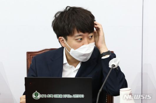 [서울=뉴시스] 전신 기자 = 이준석 국민의힘 대표가 11일 서울 여의도 국회에서 열린 최고위원회의에서 머리를 만지고 있다. (공동취재사진) 2021.11.11. photo@newsis.com