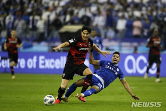 [리야드=AP/뉴시스] 포항 스틸러스의 권완규(왼쪽)가 23일(현지시간) 사우디아라비아 리야드의 킹 파흐드 인터내셔널 스타디움에서 열린 2021 아시아축구연맹(AFC) 챔피언스리그 알힐랄(사우디)과의 결승전 경기 중 공을 다투고 있다. 12년 만에 결승에 오른 포항은 알힐랄에 0-2로 패하며 준우승을 차지했다. 2021.11.24.