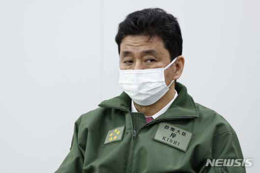 [도쿄(일본)=AP/뉴시스]지난해 10월 27일 기시 노부오 일본 방위상이 도쿄 소재 아사카 자위대 캠프에서 기시다 후미오 총리와 자위대 대원들과 대화하는 모습을 지켜보고 있다. 2022.01.05.