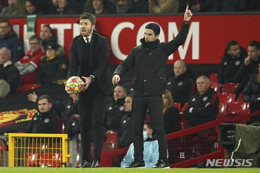 [맨체스터=AP/뉴시스] 잉글랜드 프로축구 프리미어리그(EPL) 맨체스터 유나이티드, 임시 사령탑으로 마이클 캐릭(왼쪽) 감독 선임. 2021.12.02.