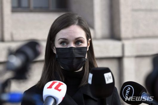 [헬싱키(핀란드)=AP/뉴시스] 산나 마린 핀란드 총리가 8일(현지시간) 수도 헬싱키 의회 앞에서 취재진 질문에 답하고 있다. 2021.12.09.