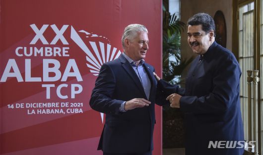 [아바나=AP/뉴시스] 미겔 디아스카넬(왼쪽) 쿠바 대통령이 지난 2021년12월14일 쿠바 아바나에서 열린 '미주대륙을 위한 볼리바르 동맹'(ALBA) 정상회담에 참석한 니콜라스 마두로 베네수엘라 대통령과 인사하고 있다. 2026.01.12.
