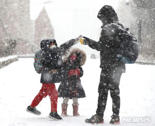 아빠 내 눈을 받아라![서울=뉴시스] 조수정 기자 = 올 겨울 첫 대설주의보가 발령된 18일 오후 서울 서대문구에서 어린이들이 엄마아빠와 눈싸움을 하고 있다. chocrystal@newsis.com