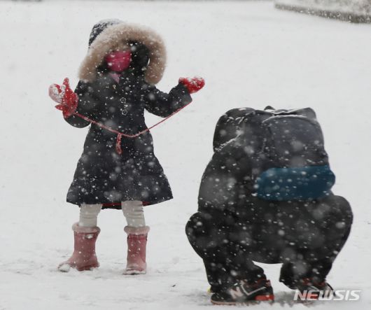 '아빠 눈이야 눈!' [서울=뉴시스] 조수정 기자 = 올 겨울 첫 대설주의보가 발령된 18일 오후 서울 서대문구에서 어린이들이 엄마아빠와 눈싸움을 하고 있다. chocrystal@newsis.com