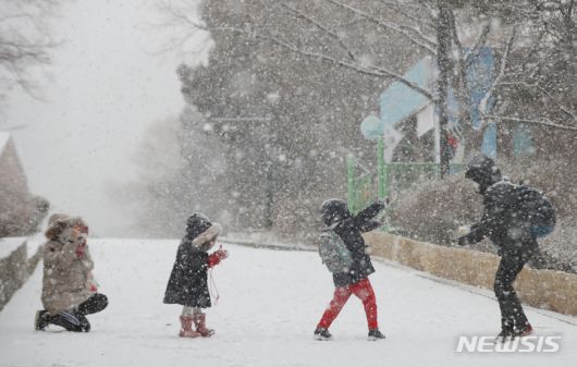 찰칵 찰칵! 바쁜 엄마 '예쁜 모습 담아놔야지'[서울=뉴시스] 조수정 기자 = 올 겨울 첫 대설주의보가 발령된 18일 오후 서울 서대문구에서 어린이들이 엄마아빠와 즐거운 시간을 보내고 있다. chocrystal@newsis.com