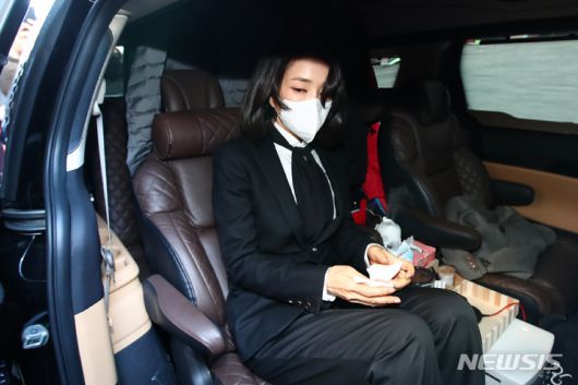 [서울=뉴시스] 국회사진기자단 = 윤석열 국민의힘 대선 후보의 부인 김건희 코바나컨텐츠 대표가 26일 서울 여의도 국민의힘 당사에서 자신의 허위 이력 의혹과 관련해 입장문 발표를 마친 뒤 당사를 나서고 있다. 2021.12.26. photo@newsis.com