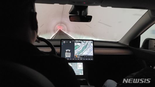 [라스베이거스=뉴시스]최희정 기자=6일(현지시간) 미국 라스베이거스 컨벤션센터(LVCC) 웨스트홀에 설치된 '베이거스 루프'를 통해 테슬라 차량이 이동하고 있다. dazzling@newsis.com