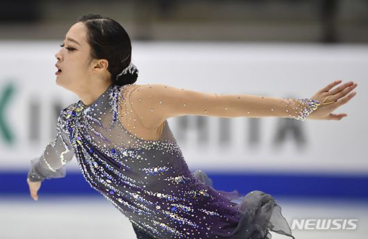 [탈린=AP/뉴시스] 유영이 20일(현지시간) 에스토니아 탈린의 톤디라바 아이스 홀에서 열린 국제빙상경기연맹(ISU) 피겨스케이팅 4대륙 선수권대회 여자 싱글 쇼트 프로그램에  출전해 연기하고 있다. 유영은 기술점수(TES) 35.20점, 예술점수(PCS) 32.66점 합계 67.86점으로 4위를 기록했다. 2022.01.21.